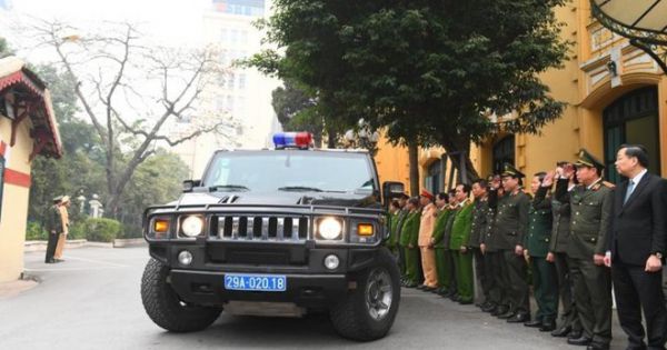 Công an Hà Nội ra quân bảo vệ Đại hội XIII của Đảng