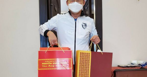 Thủ tướng Nguyễn Xuân Phúc tặng quà Tết huấn luyện viên Park Hang-seo