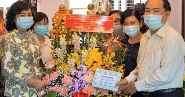 Phó Chủ tịch UBND TPHCM Phan Thị Thắng thăm thầy thuốc lão thành