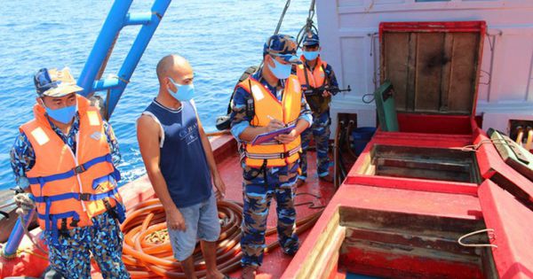 Cảnh sát biển tạm giữ tàu cá cải hoán chở 100.000 lít dầu DO không rõ nguồn gốc