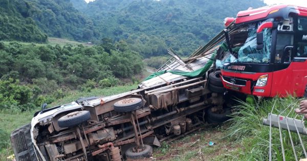 Hòa Bình: Tai nạn thảm khốc xe khách và xe đầu kéo, 21 người thương vong