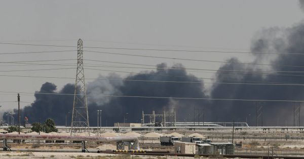 Houthi tuyên bố tấn công cơ sở lọc dầu Ả Rập Saudi