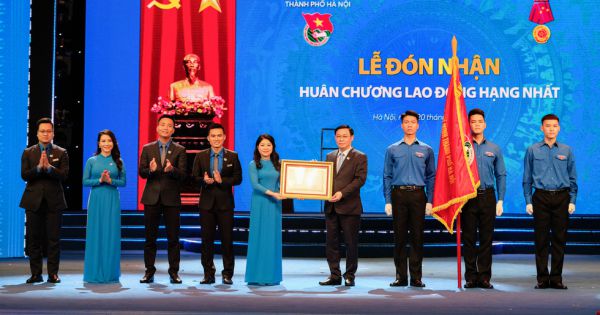 Thành Đoàn Hà Nội đón nhận Huân chương Lao động hạng nhất