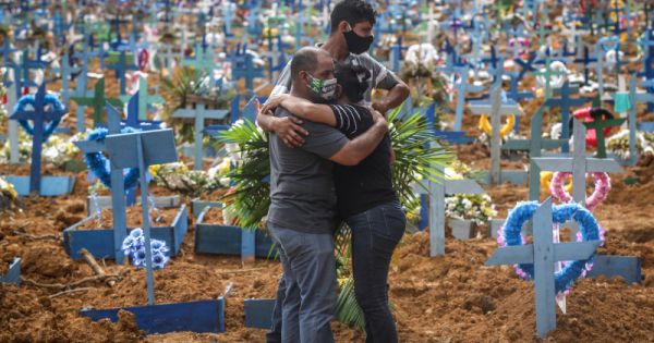 Covid-19: Brazil ghi nhận tháng có số ca tử vong cao kỉ lục