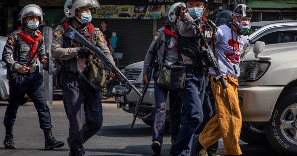 Myanmar: Cảnh sát nổ súng vào người biểu tình