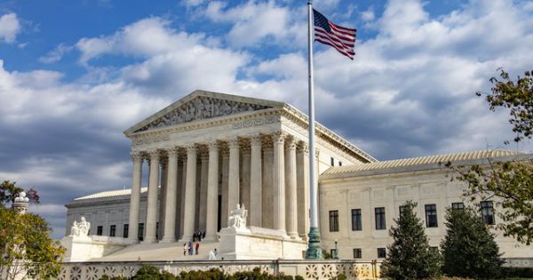 Tòa án Tối cao Mỹ muốn ngăn cấp thẻ xanh với một số nhóm đối tượng