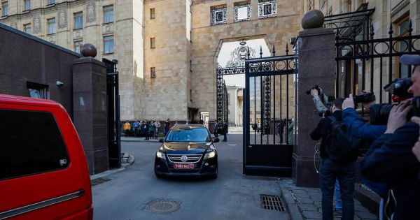 Ăn miếng trả miếng, Nga buộc Đại sứ quán CH Séc giảm 111 nhân viên