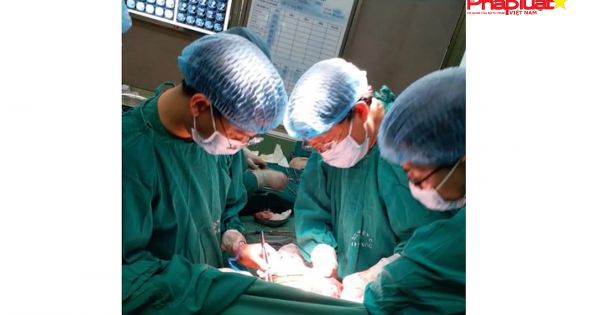 Bệnh viện C Đà Nẵng cắt bỏ thành công khối u 15cm, nặng 6kg