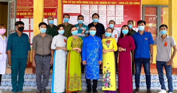 Bình Phước: Huyện biên giới thắm áo dài Việt trong ngày hội bầu cử