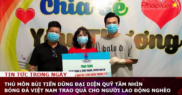 Thủ môn Bùi Tiến Dũng đại diện Quỹ Tầm Nhìn Bóng Đá Việt Nam trao quà cho người lao động nghèo