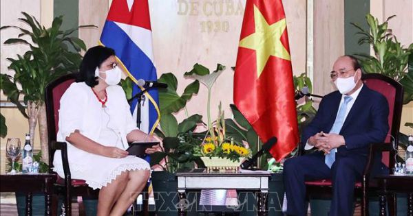 Chủ tịch nước thăm Đại sứ quán và cộng đồng người Việt Nam tại Cuba