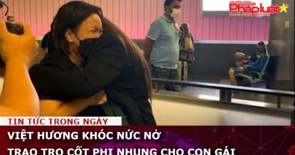 Việt Hương khóc nức nở trao tro cốt Phi Nhung cho con gái
