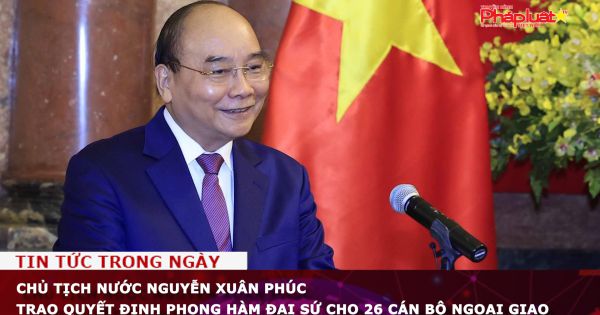 Chủ tịch nước Nguyễn Xuân Phúc trao quyết định phong hàm Đại sứ cho 26 cán bộ ngoại giao