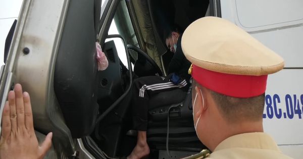 Thanh Hoá: CSGT xử lý nghiêm tài xế xe tải “cố thủ” khi bị kiểm tra