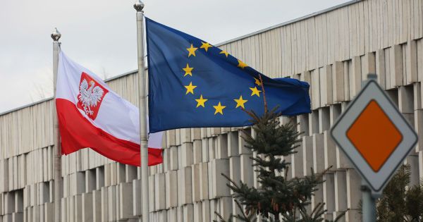 Ủy ban châu Âu tiến hành hành động pháp lý đối với Ba Lan