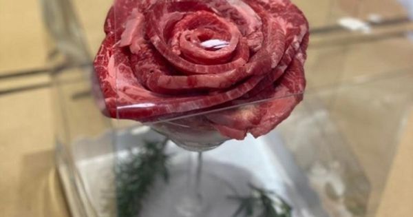 Quà tặng độc đáo 8/3: Bông hoa hồng làm từ thịt giá gần 1 triệu đồng