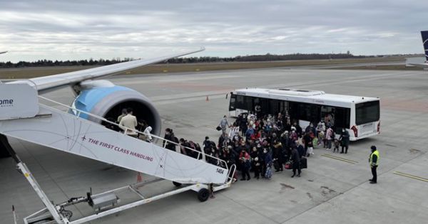 Chuyến bay thứ 2 chở 300 công dân Việt từ Ba Lan về nước hạ cánh an toàn
