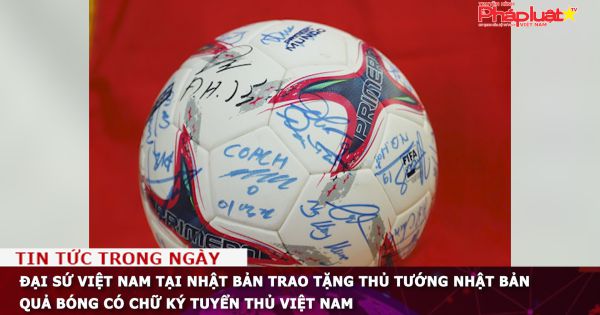Đại sứ Việt Nam tại Nhật Bản trao tặng Thủ tướng Nhật Bản quả bóng có chữ ký tuyển thủ Việt Nam