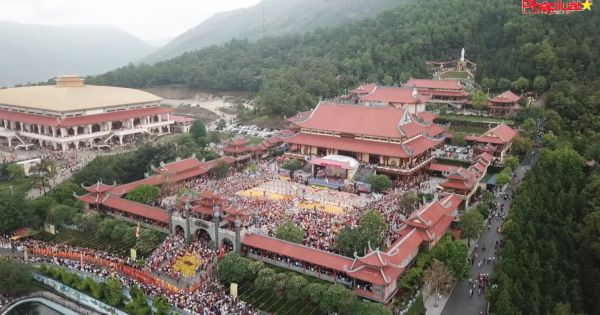 Vạn trái tim hòa cùng chương trình Đại lễ Phật Đản 2022 Chùa Ba Vàng