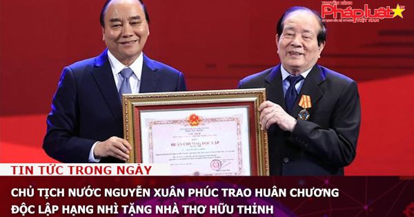 Chủ tịch nước Nguyễn Xuân Phúc trao Huân chương Độc lập hạng Nhì tặng nhà thơ Hữu Thỉnh