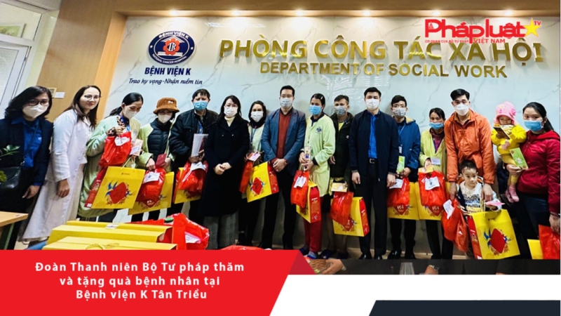 Đoàn Thanh niên Bộ Tư pháp thăm và tặng quà bệnh nhân tại Bệnh viện K Tân Triều
