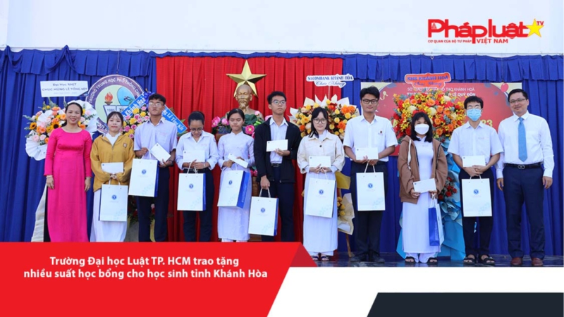 Trường Đại học Luật TP. HCM trao tặng nhiều suất học bổng cho học sinh tỉnh Khánh Hòa