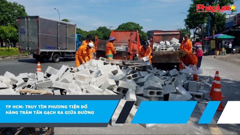 TP HCM: Truy tìm phương tiện đổ hàng trăm tấn gạch ra giữa đường