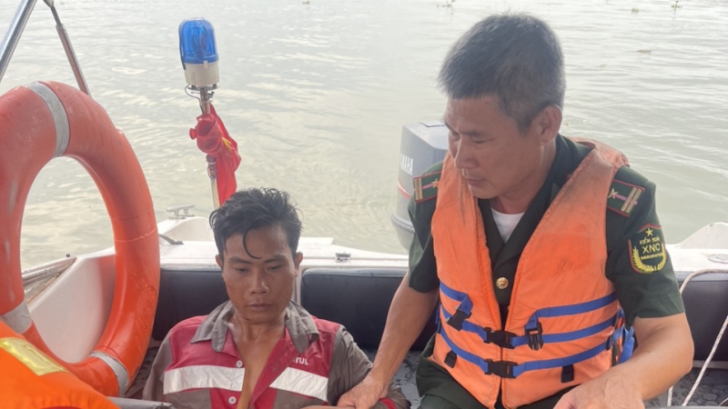 TP.HCM: Trạm BPCK cảng Hiệp Phước cứu hộ thành công người dân gặp nạn trên sông