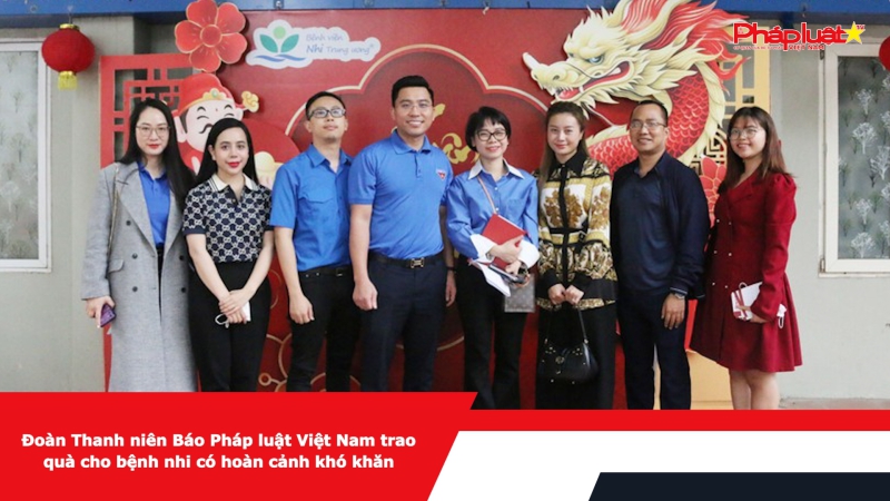 Đoàn Thanh niên Báo Pháp luật Việt Nam trao quà cho bệnh nhi có hoàn cảnh khó khăn