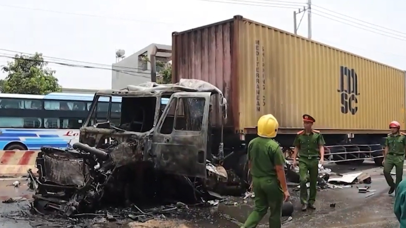 Bản tin ATGT số 71 ngày 16/5: “Tai nạn liên hoàn khiến xe container bốc cháy”